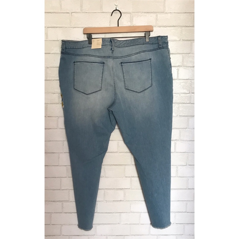 Plus Size Embroidered Jeans - Picture 4 of 7
